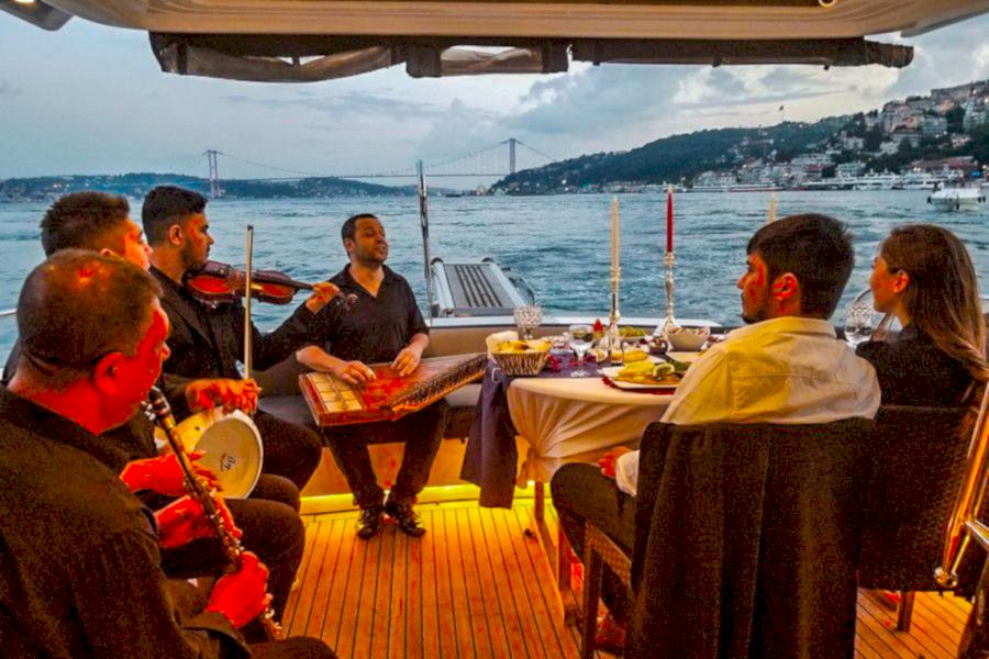 Yüzen Meyhane: Yatta Fasıl Eğlencesi Nedir?
